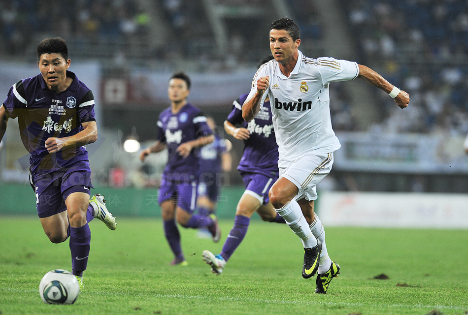 泰达队球迷助威声势浩大,助力球队取胜 泰达队球迷助威声势浩大,助力球队取胜