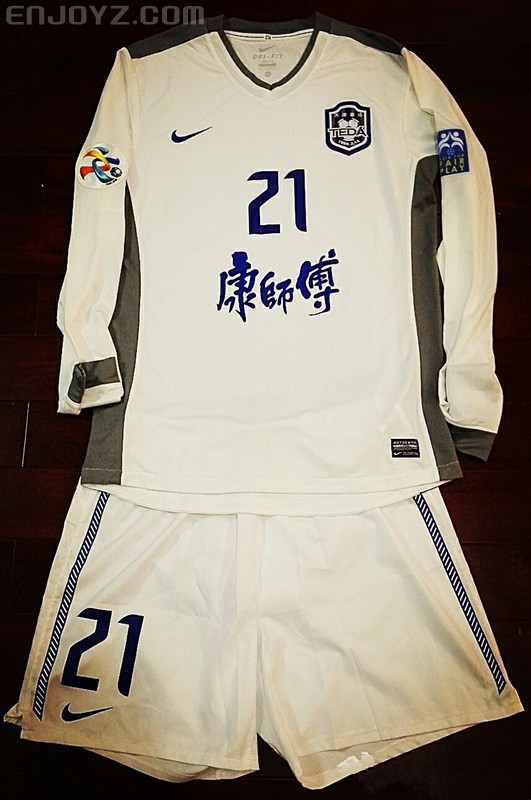 泰达队球迷助威声势浩大,助力球队取胜 泰达队球迷助威声势浩大,助力球队取胜