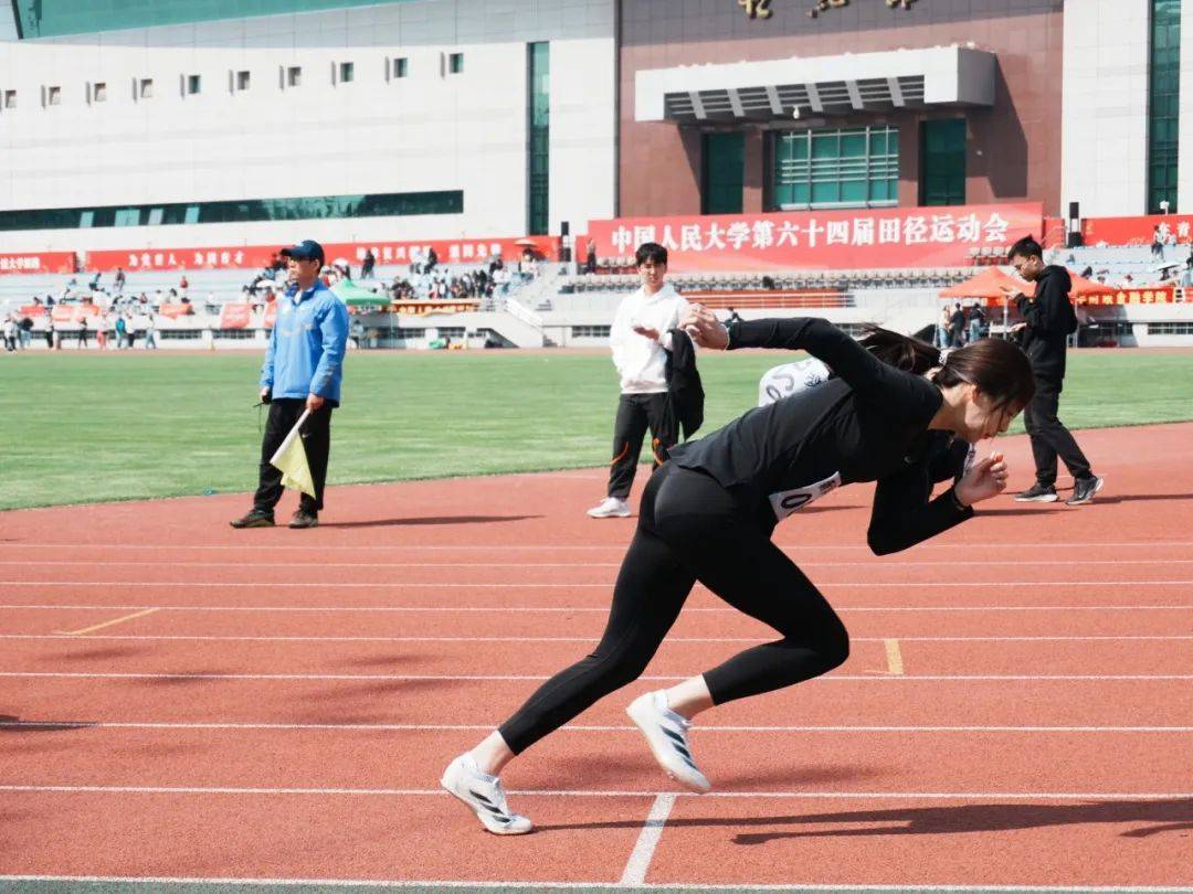 运动员斗志昂扬,体育赛场掀起热潮 运动员斗志昂扬,体育赛场掀起热潮