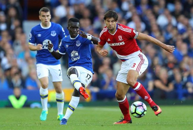 包含哈德斯菲尔德招架不住伯恩茅斯的攻击！的词条