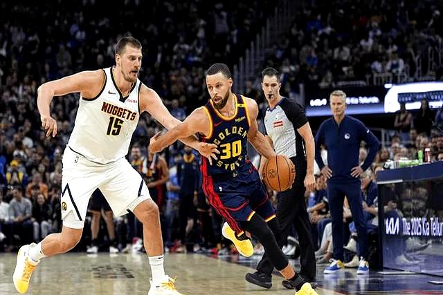 勇士客场大胜掘金,库里轰下分 勇士客场大胜掘金,库里轰下分