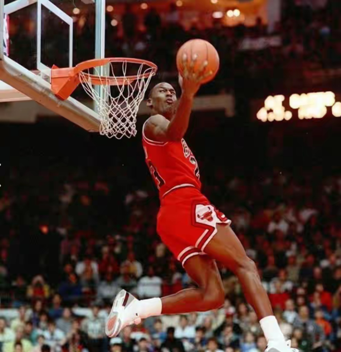 乔丹时隔多年再次现身球场，展现独特魅力的简单介绍