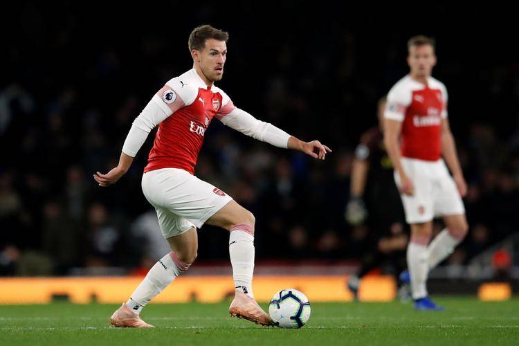 包含阿森纳客场战胜水晶宫，止住颓势的词条